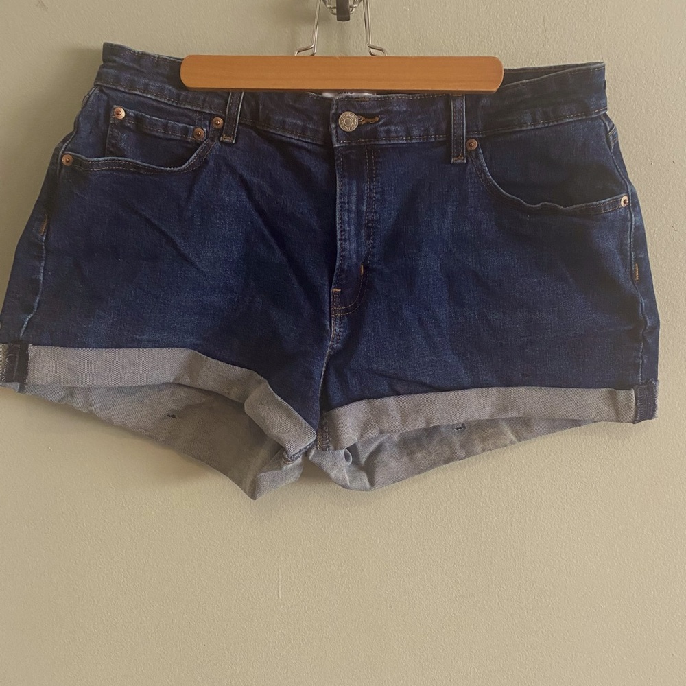 Size 18 women’s high rise Levi’s jean shorts